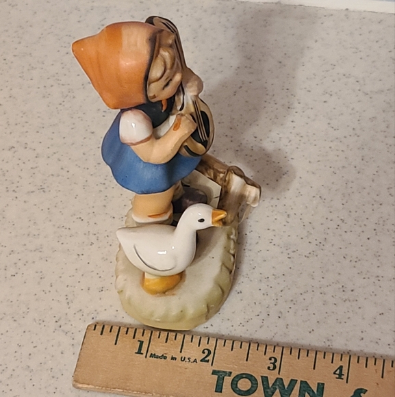 Vintage Figurine with Girl and Goose Collectors Items - Picture 6 of 9